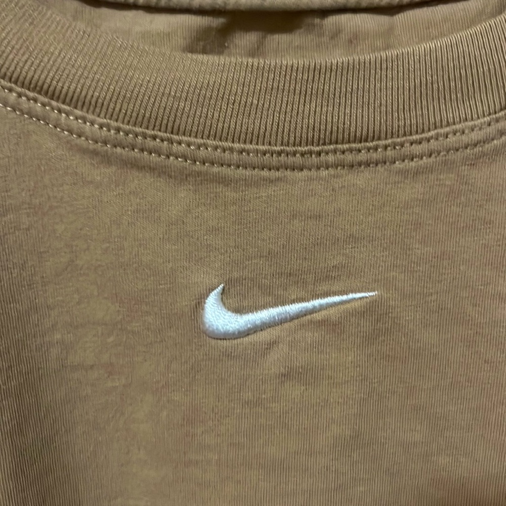 WOMENS NIKE LOOSE FIT TEE!! EUC!!